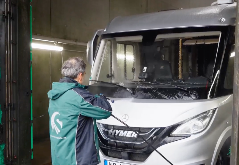 Ein Wohnmobil wird in der Waschanlage bei der Firma Schlicker gewaschen.